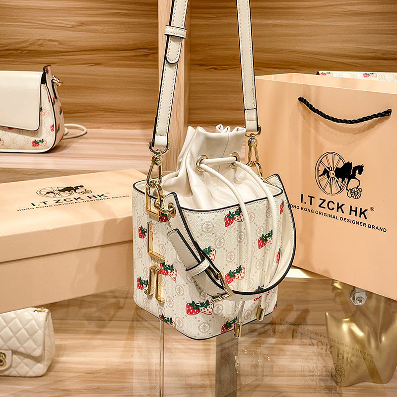 Strawberry Bags Strawberry Printed Pull-Belt Portable Shoulder Bag